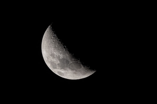 lua crescente no céu noturno