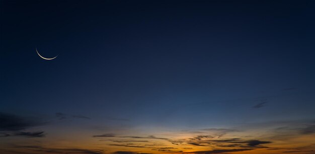 Foto lua crescente no crepúsculo do céu crepuscular e espaço livre para religião de texto do islâmico