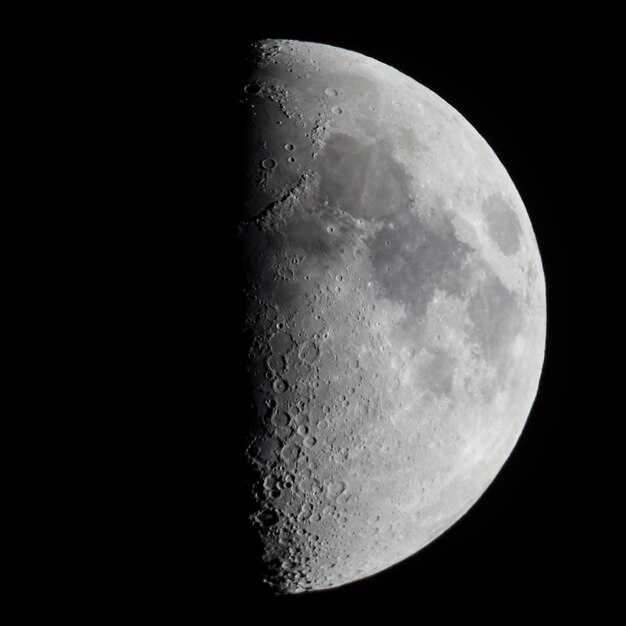 Lua crescente vista com telescópio