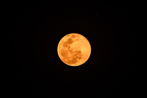 Lua e estrelas como papel de parede A Lua é um corpo astronômico que orbita o planeta Terra sendo o único satélite natural permanente da Terra