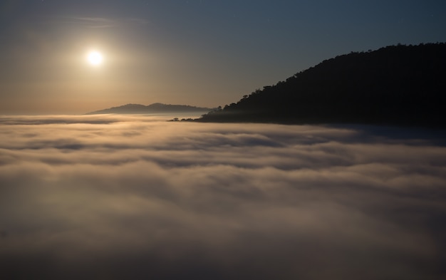 Foto lua e nevoeiro de manhã com a montanha em khao kho, tailândia