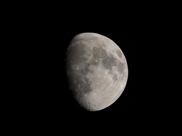 Lua gibosa vista com telescópio