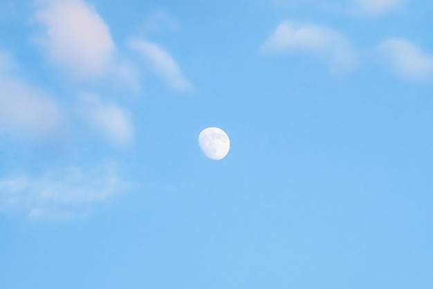 lua linda em um céu azul claro