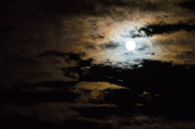 Foto lua no céu à noite