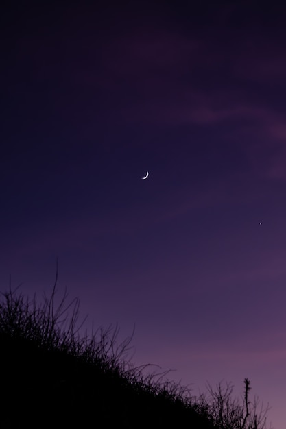 Foto lua no céu à noite