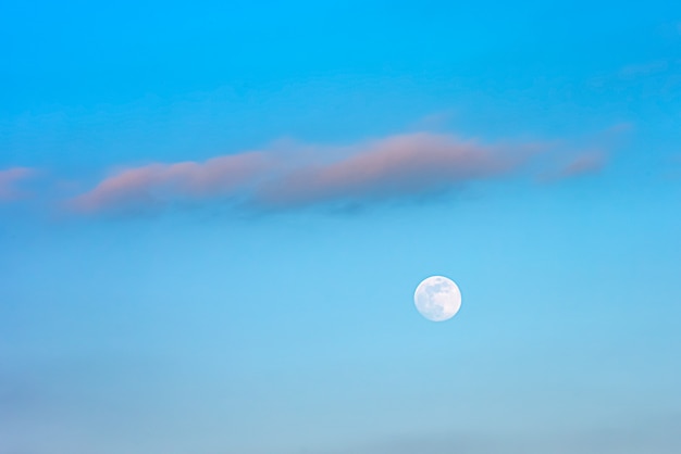 Lua no céu azul do dia