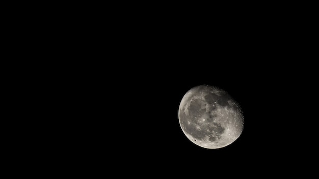 Lua no céu negro