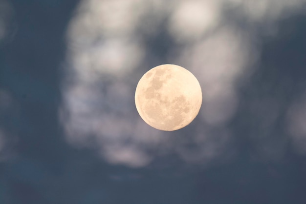 Lua no fundo do céu noturno