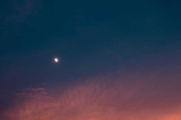 Lua pequena no céu baunilha com nuvens