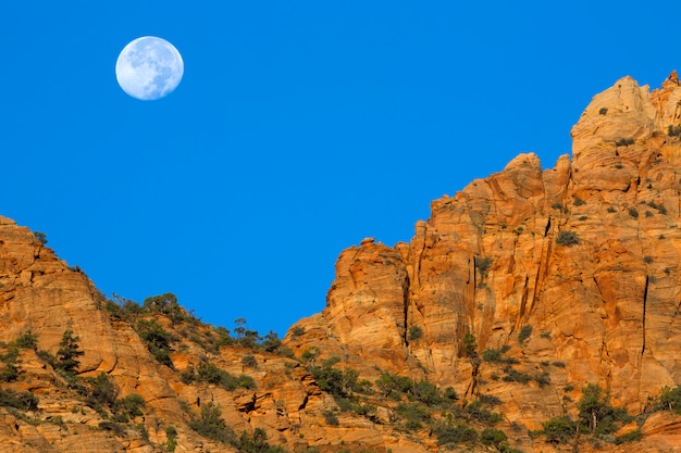 Lua sobre falésias do sudoeste de Utah