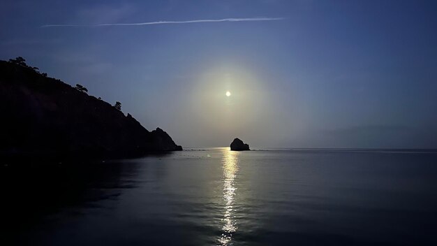 Lua sobre o mar no céu