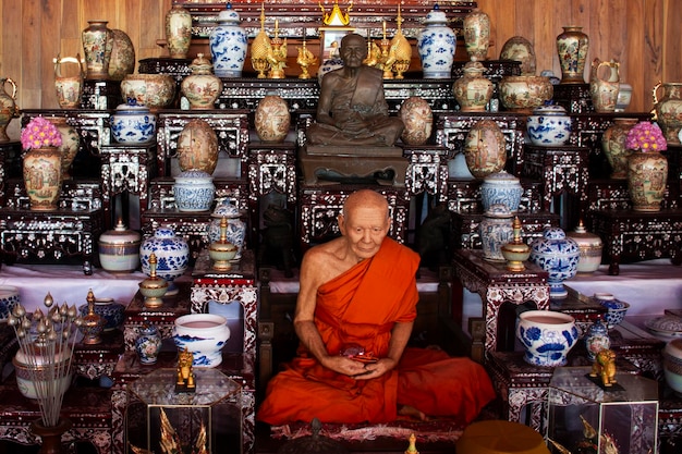 Luang Phor Hom buddhistischer Heiliger heiliger Arhat oder buddhistischer edler Mönch Arahant Statue für thailändische Menschen Reise Besuch Respekt Gebet Segen Wunsch im Wat Tha It Tempel am 31. Oktober 2023 in Ang Thong Thailand