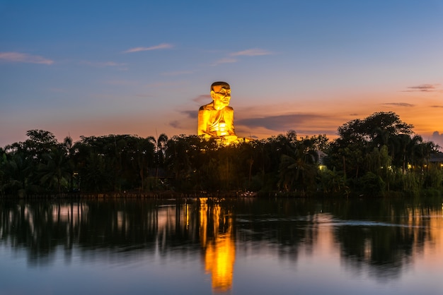 Foto luang pu thuat estátua é a maior estátua