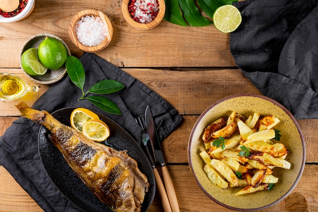 Lubina al horno o pescado lingcod con patatas en la mesa de madera