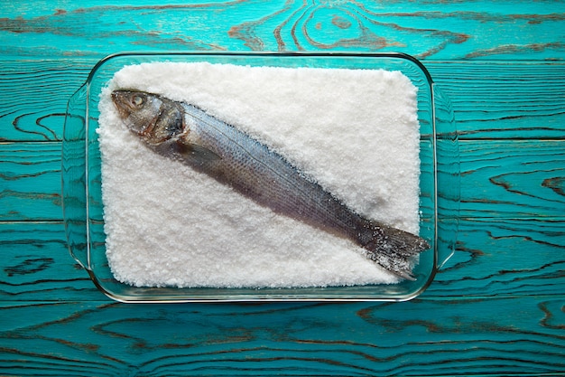 Foto lubina al horno en sal de mar lubina en costra