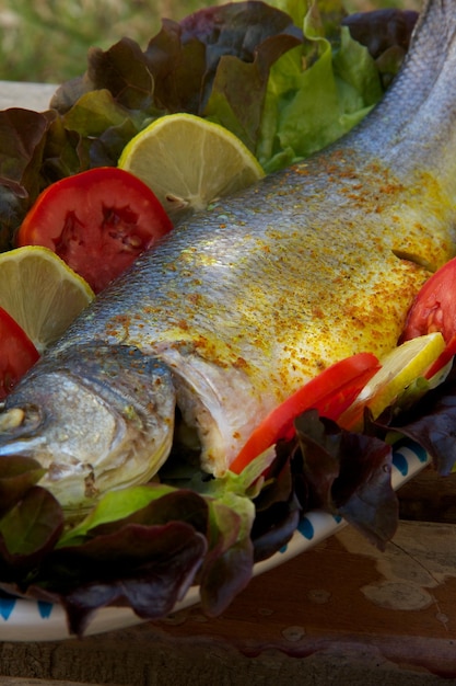 Lubina al horno. Servido con verduras frescas