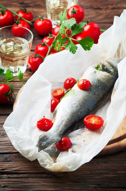 Lubina cocida con tomate y perejil