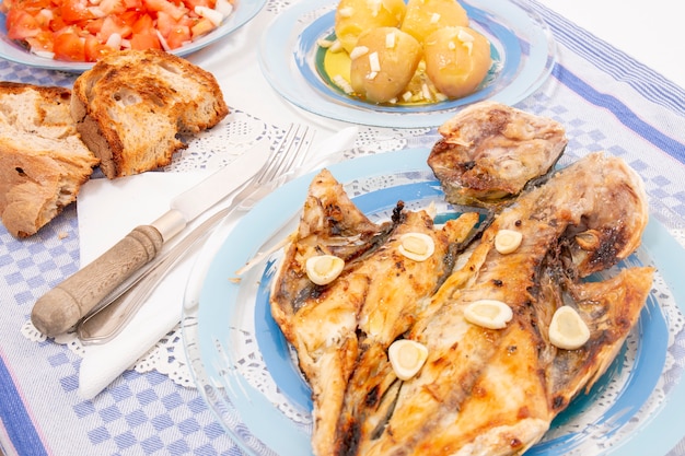 Lubina europea a la plancha con ensalada de patatas y tomate