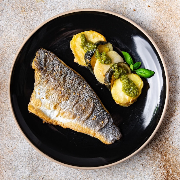 lubina pescado frito verduras y mariscos comida saludable comida snack dieta en la mesa espacio de copia