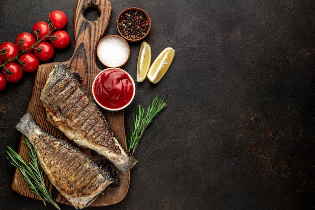 Lubina a la plancha con especias sobre una mesa de piedra