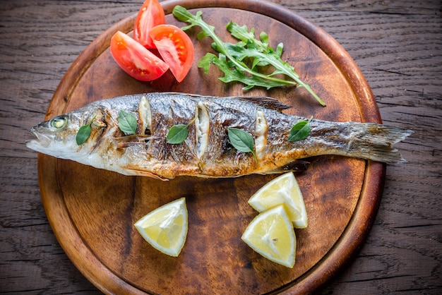 Lubina a la plancha sobre tabla de madera