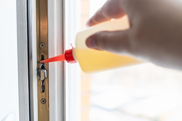 Lubricación del mecanismo del marco de la ventana con aceite f