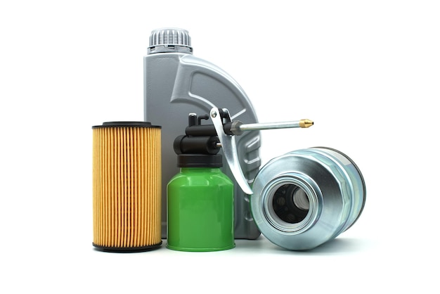 Lubrificador manual de óleo de motor e filtros de óleo isolados em um fundo branco