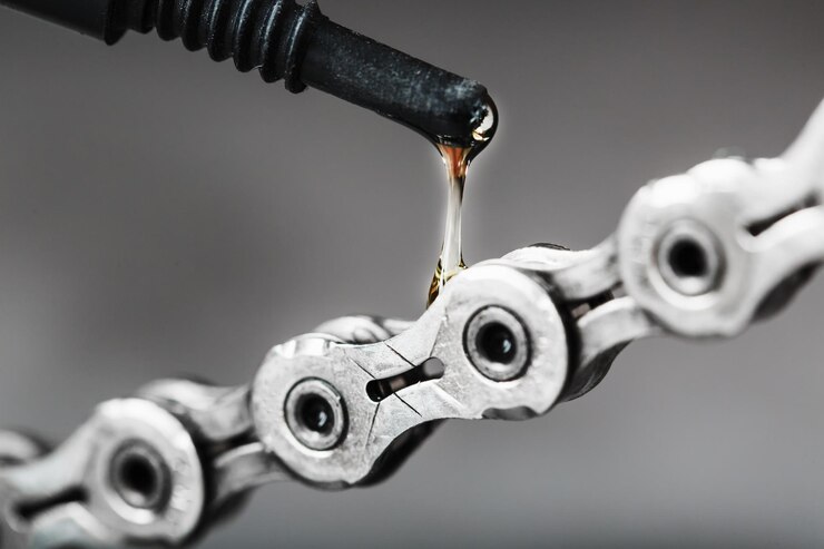 Lubrificar uma corrente de bicicleta com uma gota de óleo