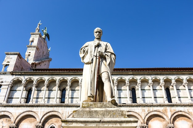 Lucca, Italia. Monumento cerca de la iglesia católica (Chiesa di San Michele in Foro) en Lucca.