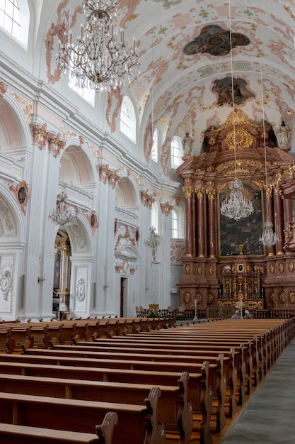 Lucerna, Suiza - 3 de julio de 2017: Interior de la iglesia jesuita en el centro de la ciudad de Lucerna, Suiza, Europa