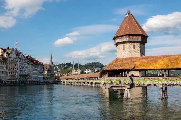 Lucerna, Suiza - 3 de julio de 2017: Vista panorámica del centro de la ciudad de Lucerna con el famoso puente de la capilla y el lago de Lucerna, río Reuss. Paisaje de verano, clima soleado, cielo espectacular y día soleado