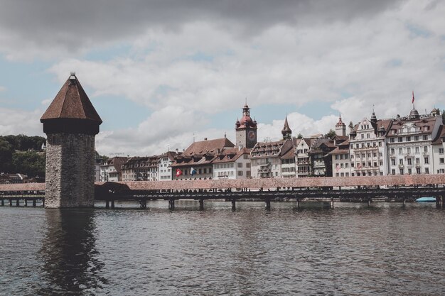 Lucerna, Suiza - 3 de julio de 2017: Vista panorámica del centro de la ciudad de Lucerna con el famoso puente de la capilla y el río Reuss. Paisaje de verano, clima soleado, cielo espectacular y día soleado