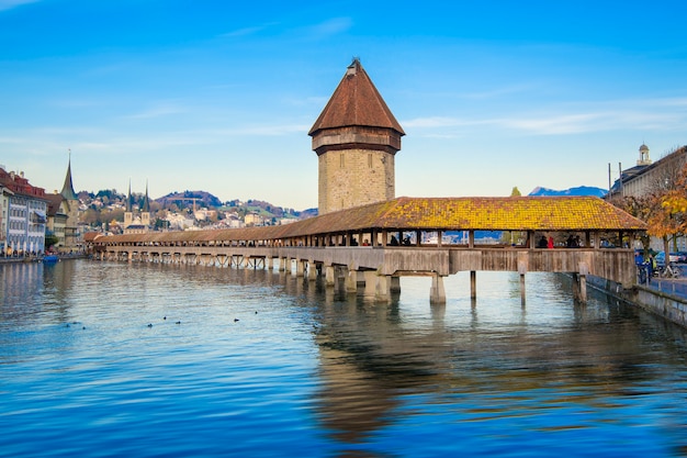 Lucerna, Suiza. Centro histórico de la ciudad con su famoso puente de la capilla y el monte. Pilatus en el fondo. (Vierwaldstattersee),