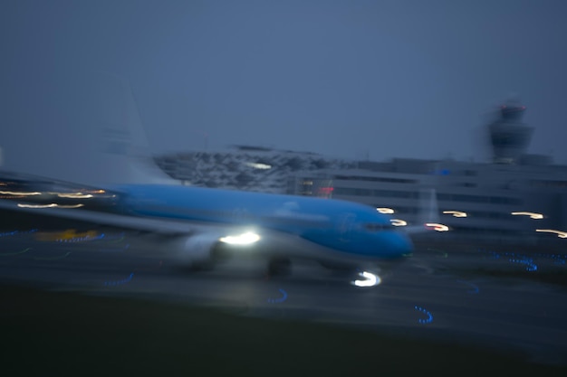 Luces del aeropuerto en movimiento mientras el avión despega por la noche