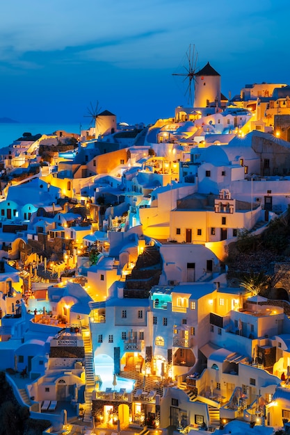 Luces de la aldea de Oia en la noche, Santorini, Grecia.