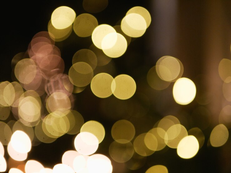Foto luces amarillas brillantes desenfocadas en la oscuridad. foto de alta calidad