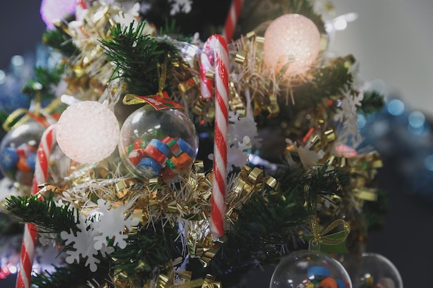 Luces del árbol de Navidad decoradas centelleantes y brillantes Feliz Navidad y Feliz Año Nuevo