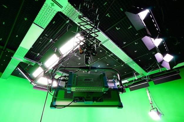 Luces Arri en estudio de pantalla verde para producción virtual y efectos visuales