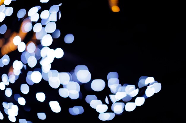luces azules borrosas bokeh en el fondo oscuro Imagen
