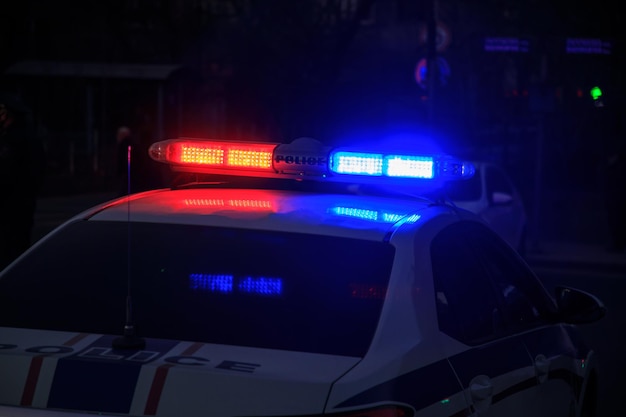 Foto luces azules y rojas del coche de policía