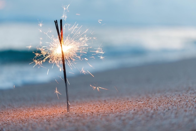 Luces de bengala en la playa cerca del océano