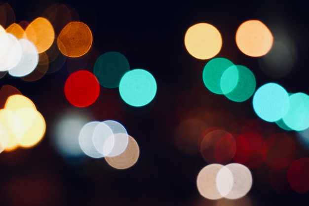 Luces de bokeg coloridas en la calle en la ciudad por la noche