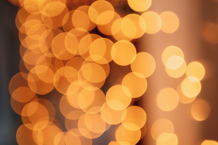 Foto luces de bokeh abstracto con luces de guirnalda de fondo de luz suave sobre un fondo negro