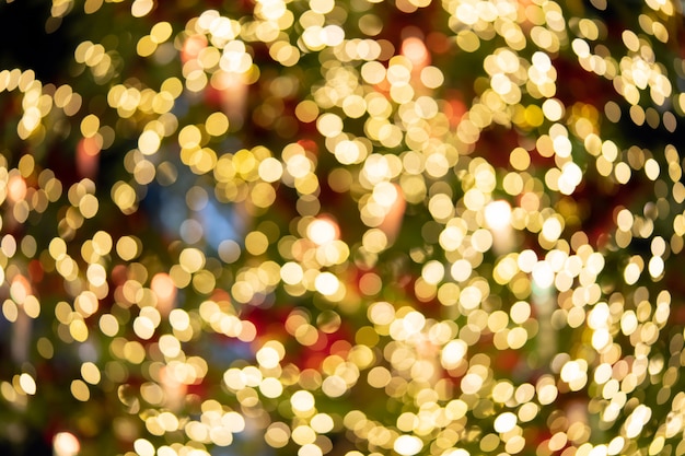 Foto luces de bokeh del árbol de navidad se encienden desde múltiples