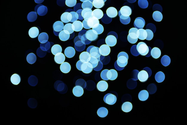 Foto luces bokeh azules en la oscuridad