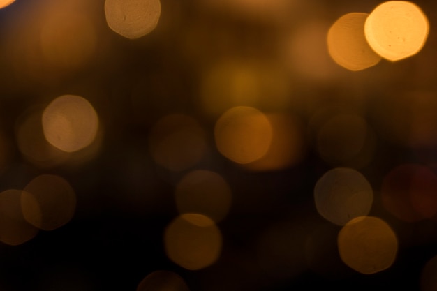 Luces bokeh borrosas en un fondo oscuro