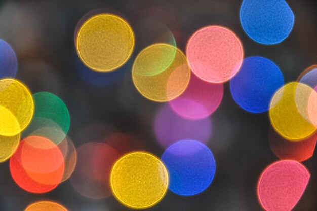 Las luces bokeh coloridas de las luces de Navidad el fondo colorido del arco iris