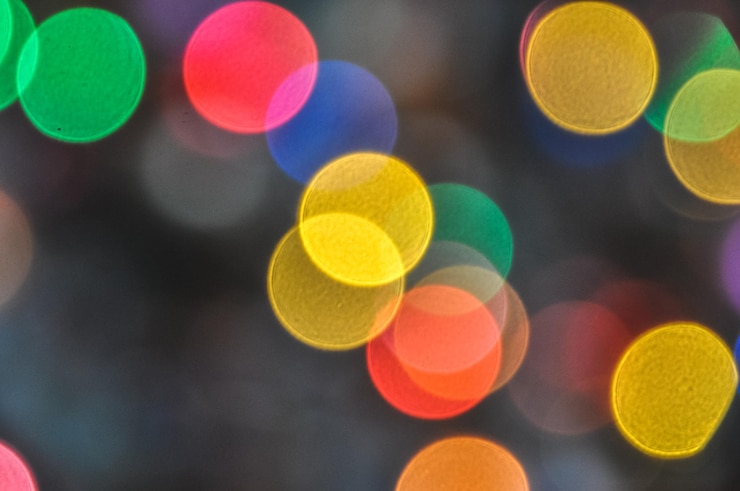 Foto las luces bokeh coloridas de las luces de navidad el fondo colorido del arco iris