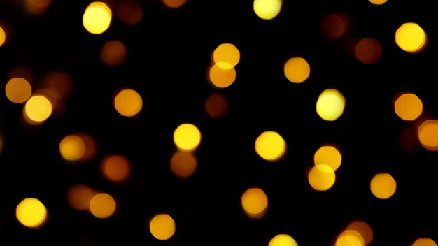 Luces bokeh festivas sobre fondo negro