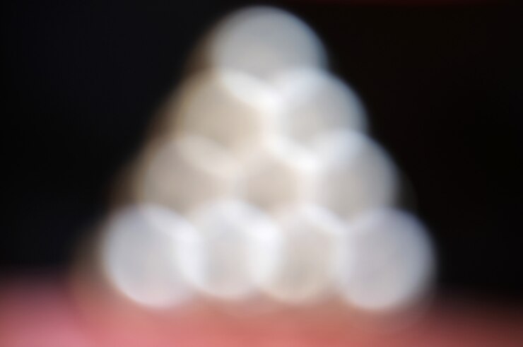 Foto luces bokeh en forma de triángulo navideño o árbol.